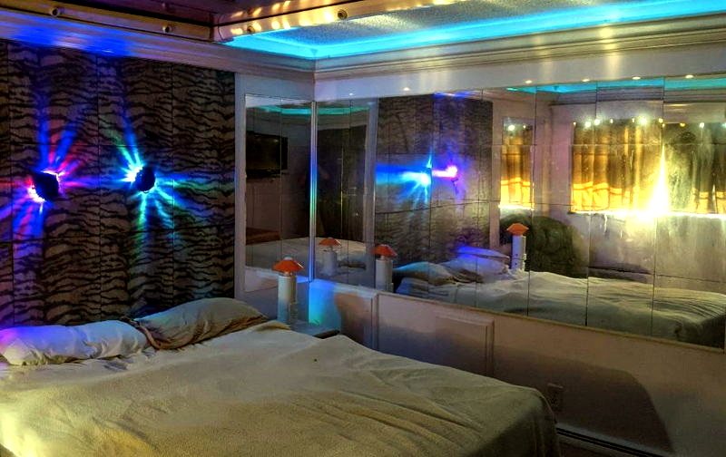 Flamingo Motel - From Web Listing (newer photo)